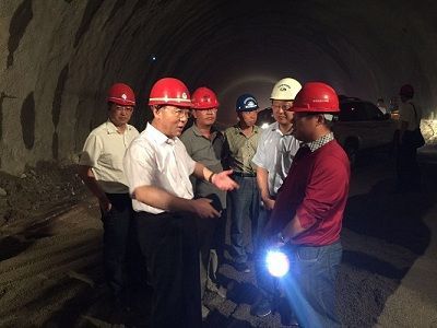 承德市委書記鄭雪碧到我張承10標(biāo)小三岔口隧道視察