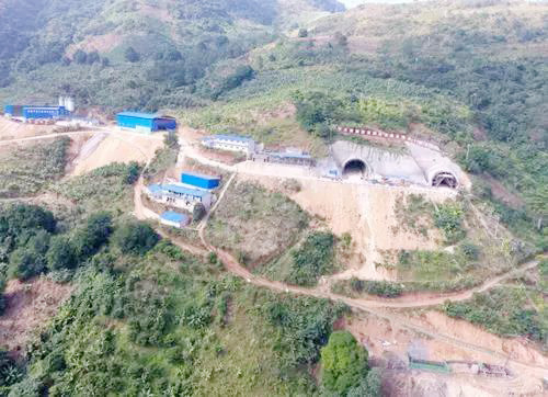慶祝公司參建的元蔓高速稿吾卡隧道順利貫通暨公司2019年隧道開挖總長(zhǎng)15684米。